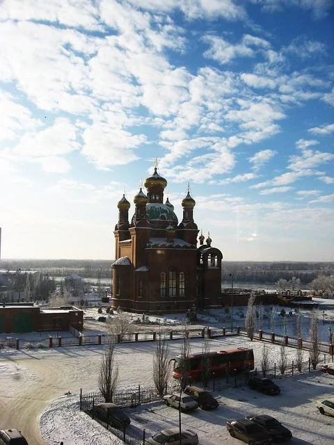 Величний фасад церкви