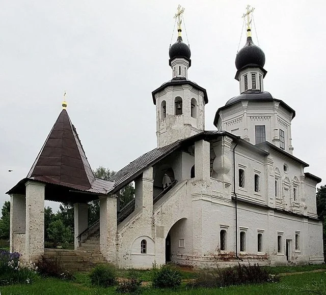 Вишуканий архітектурний ансамбль церкви
