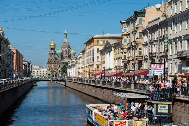 Вхід та прилегла територія