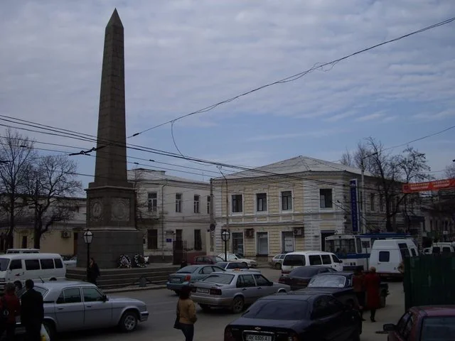 Історичний обеліск на площі